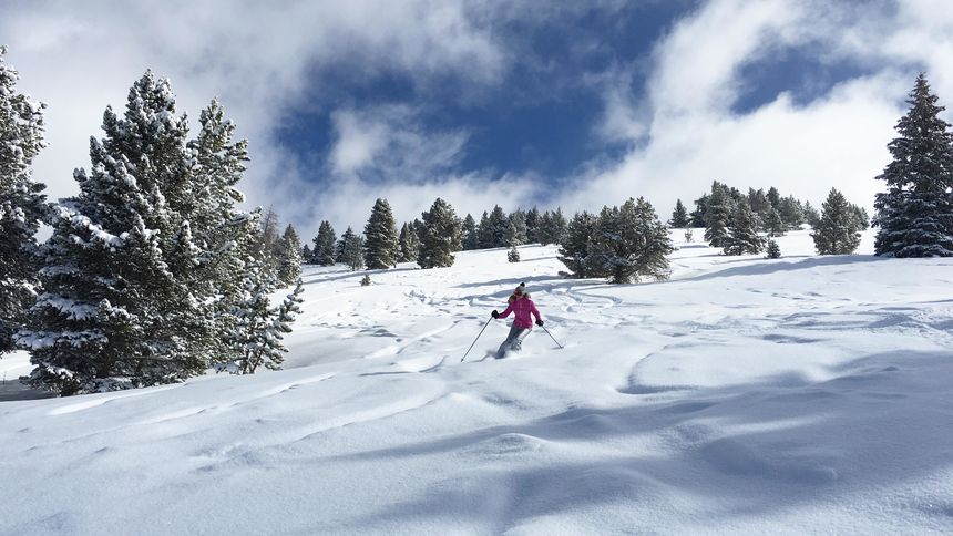 powder skiing at vail ski resort