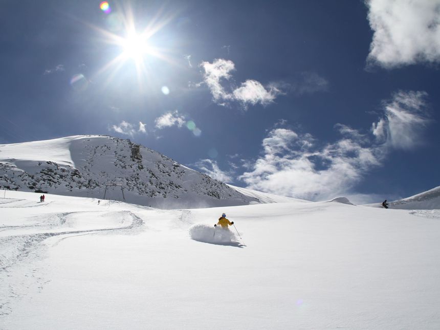 Fresh powder skiing Saas Fee