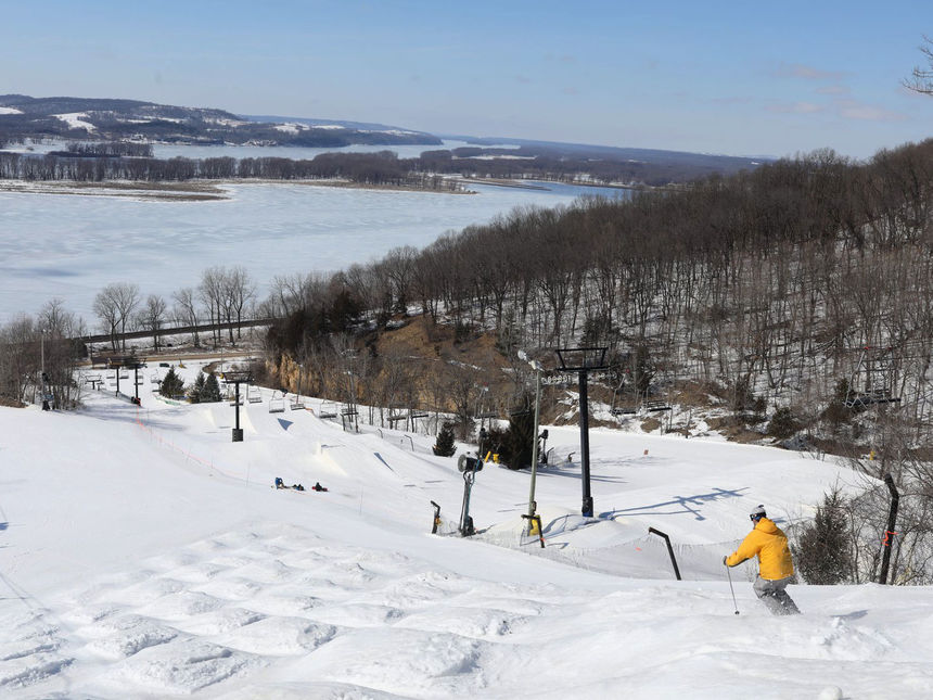 The 7 Best Midwest Ski Resorts, 2023/24